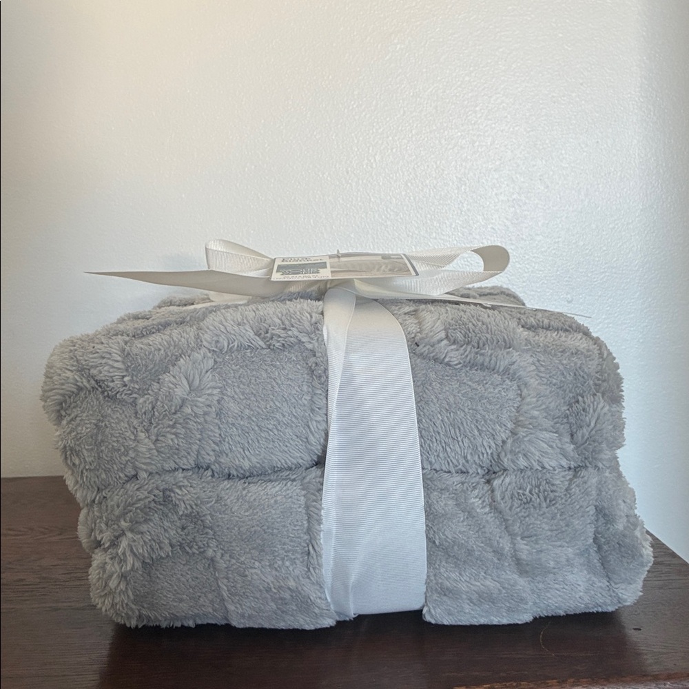 NWT- Luxurious Super Soft- Gray Embossed Checkerboard Oversized Blanket 76x86 - Picture 12 of 17